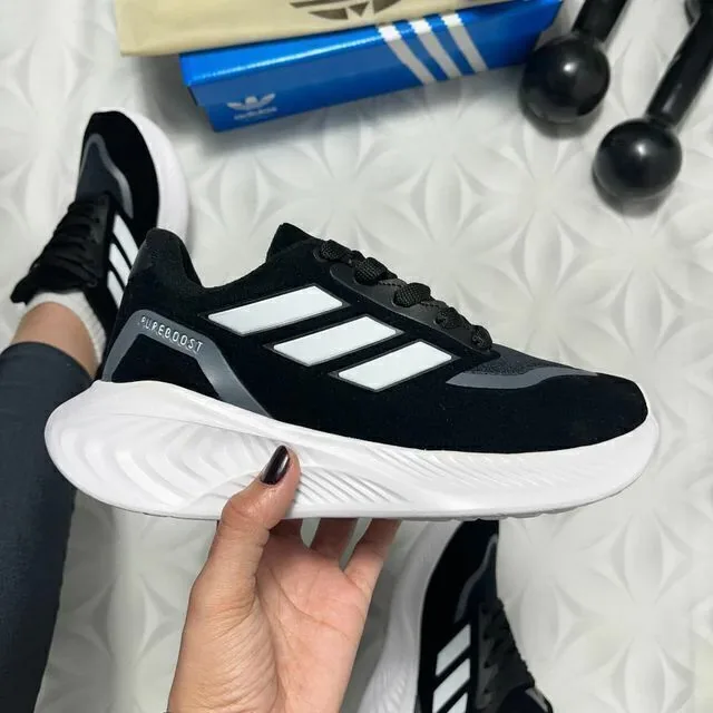 adidas Pure Boost preto com detalhes branco, ângulo 1 de 3