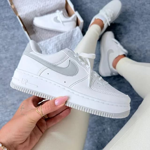 Nike Air Force 1 branco com cinza, ângulo 1 de 3