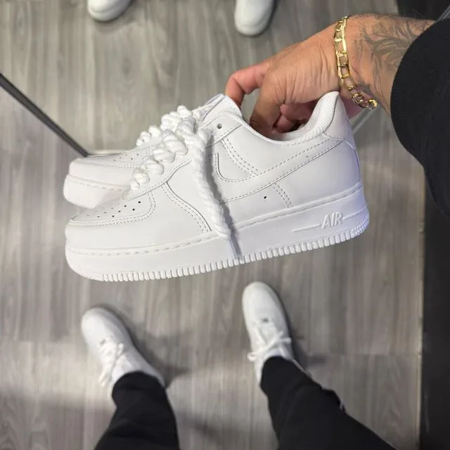 Nike Air Force 1 branco, ângulo 1 de 3