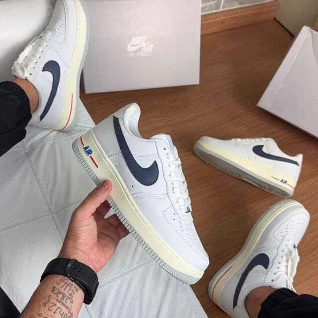 Nike Air Force 1 branco marinho e off-white, ângulo 1 de 3