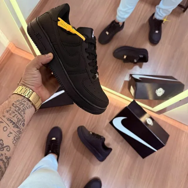 Nike Air Force 1 preto, ângulo 1 de 3