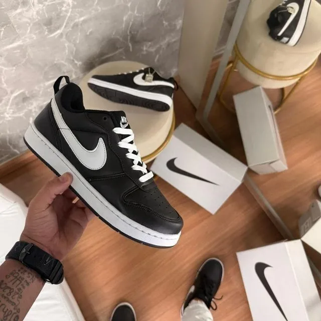 Nike Court preto com branco, ângulo 1 de 3