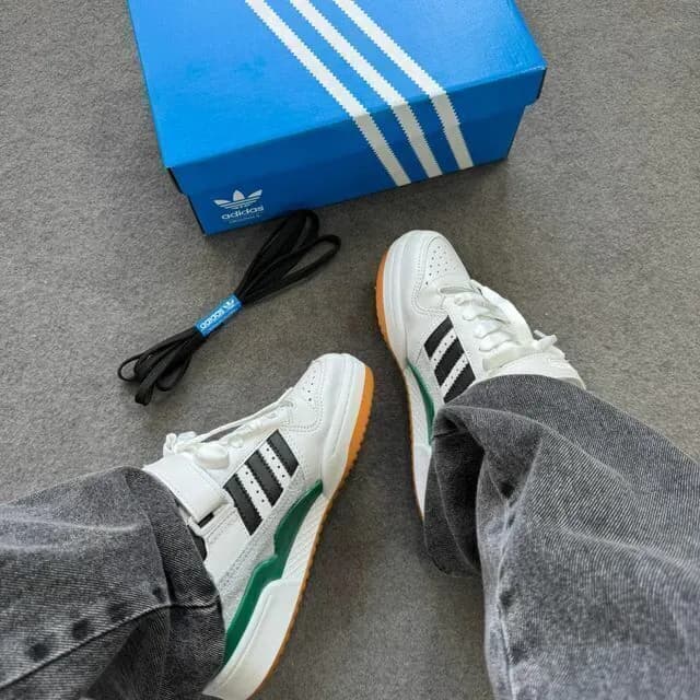 adidas Forum Low Velcro branco com listras pretas, ângulo 1 de 3