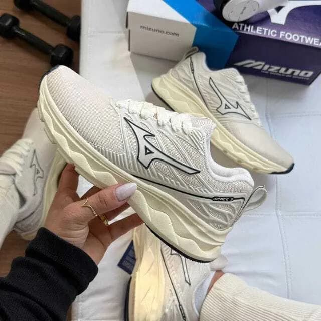 Mizuno Space 3 off-white e preto, ângulo 1 de 3