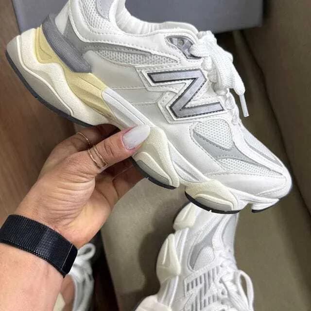 New Balance 9060 cinza e branco, ângulo 1 de 3