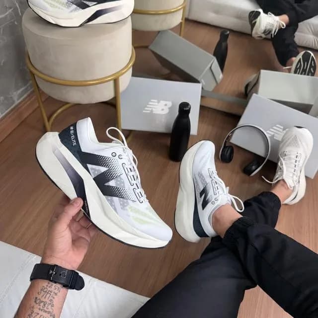 New Balance Fuelcell Rebel V4 branco e marinho, ângulo 1 de 3