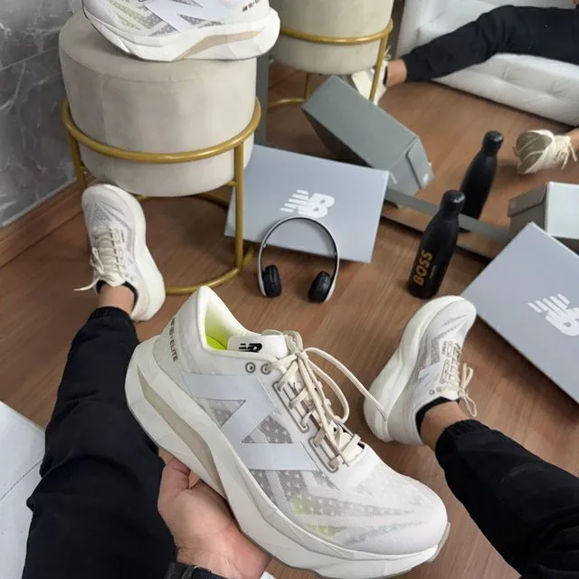New Balance Fuelcell Rebel V4 bege, ângulo 1 de 3