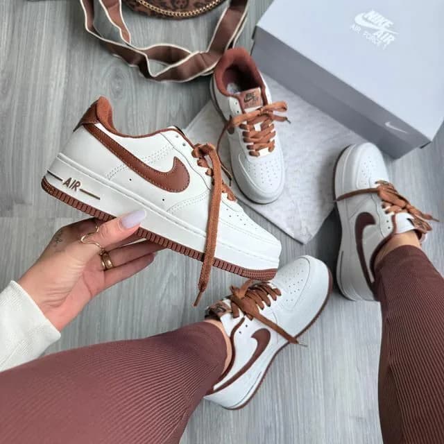 Nike Air Force 1 branco com marrom café, ângulo 1 de 3