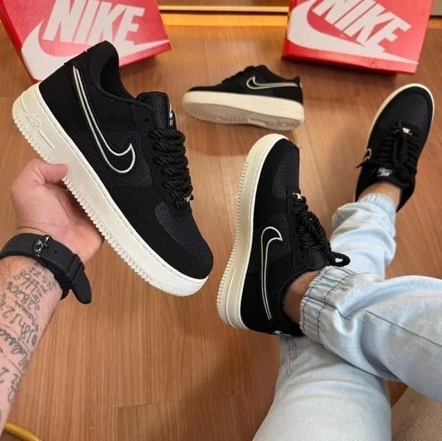Nike Air Force 1 GS preto com detalhes branco, ângulo 1 de 3