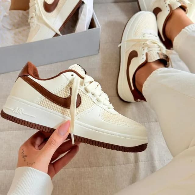 Nike Air Force 1 off castanha, ângulo 1 de 3