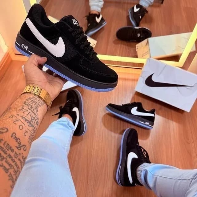 Nike Air Force preto e azul turquesa em camurça, ângulo 1 de 3