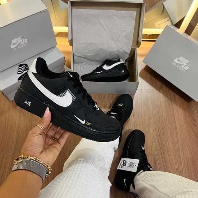 Nike Air Force TM preto, ângulo 1 de 3