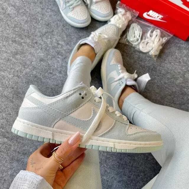 Nike Dunk SB Low branco com azul bebê, ângulo 1 de 3