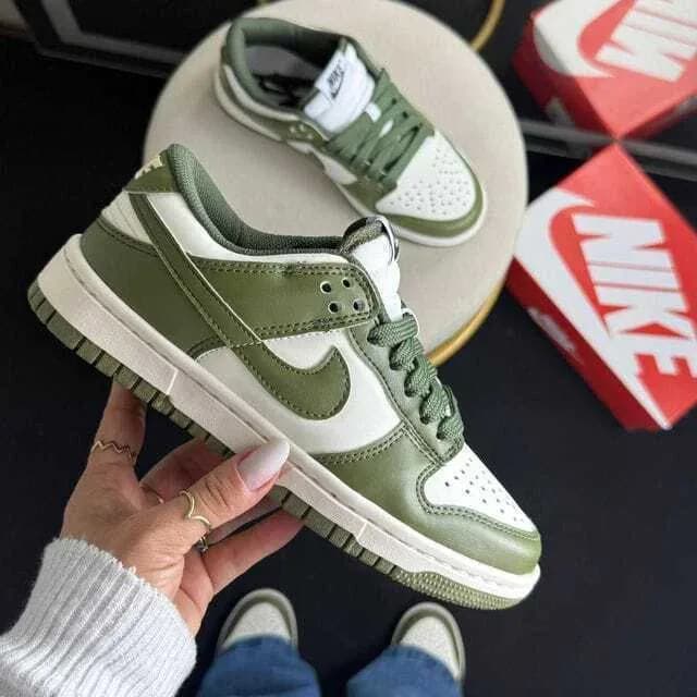 Nike Dunk verde musgo, ângulo 1 de 3