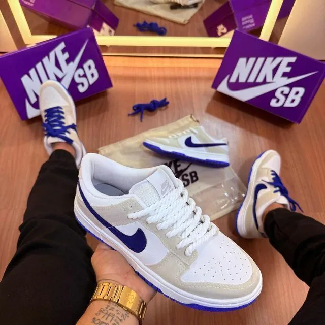 Nike SB Dunk Low branco e azul royal, ângulo 1 de 3