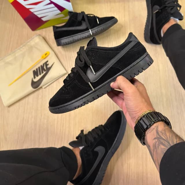 Nike SB Dunk Low Triple Black, ângulo 1 de 3
