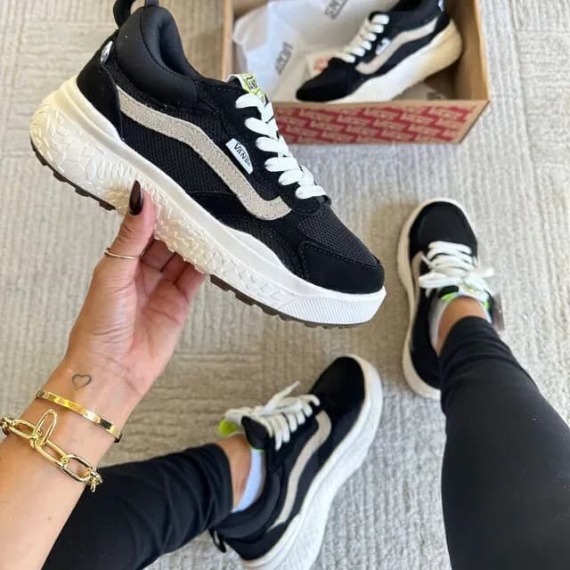 Vans Ultrarange Neo preto com branco, ângulo 1 de 3