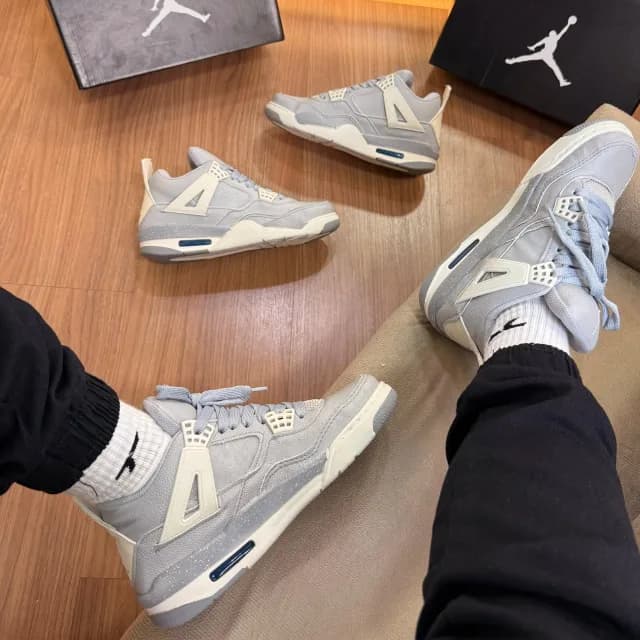 Air Jordan 4 Retro OG cinza