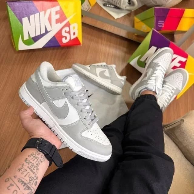 Nike Dunk cinza com detalhes branco